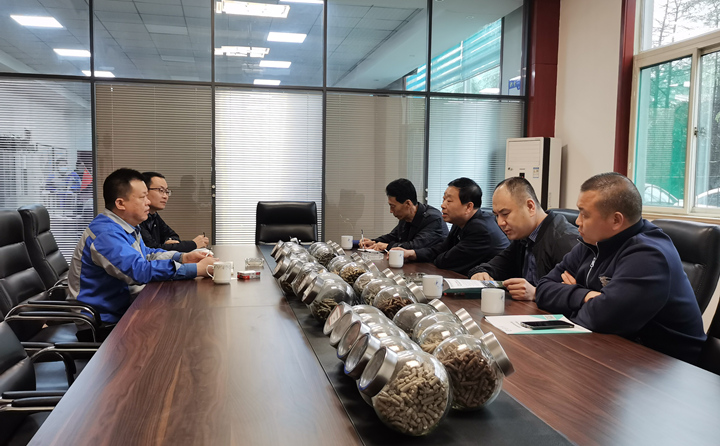 與集團(tuán)總經(jīng)理孫寧波及部門負(fù)責(zé)人座談，就項(xiàng)目建設(shè)、環(huán)境影響、補(bǔ)貼政策等內(nèi)容進(jìn)行了探討交流