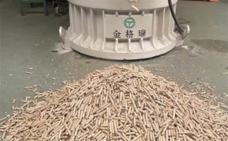 木屑顆粒機加工環(huán)保燃料顆粒，用綠色昭示未來